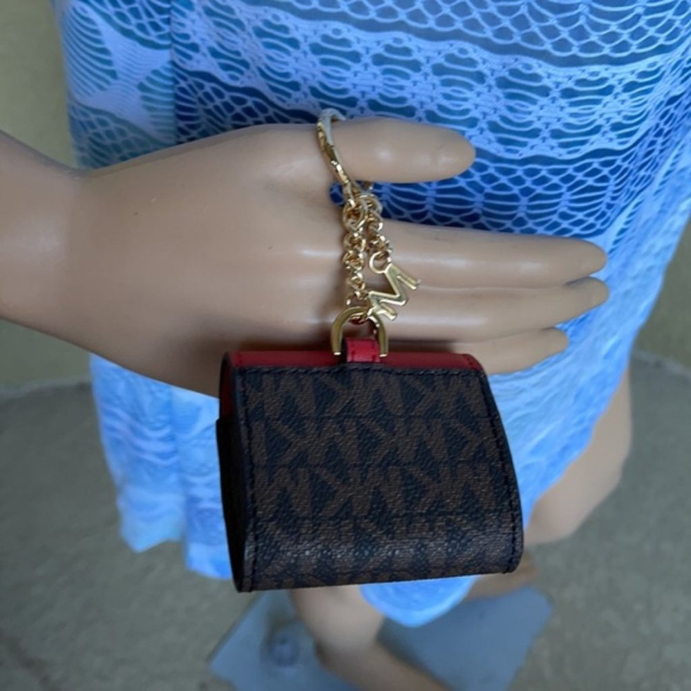 Michael Kors Jet Set Travel AirPod Case - Picture 14 of 14